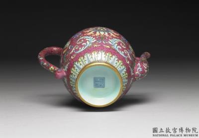 图片[3]-Teapot in yang-ts’ai enamels with incised red ground pattern of flower brocade 1741 (Ch’ien-lung reign)-China Archive